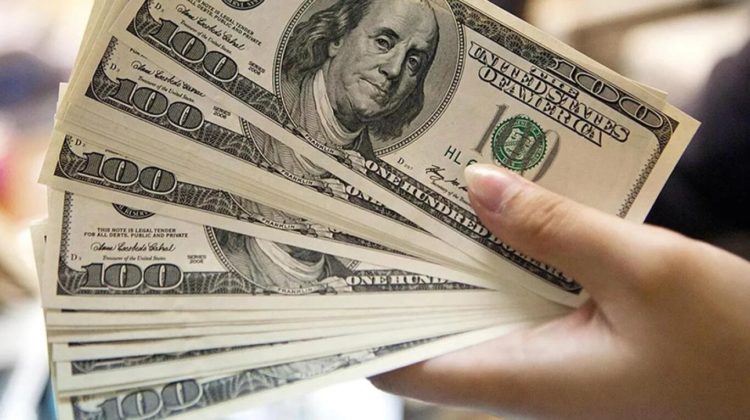 El dólar cerró a 65 pesos para la venta en Rosario