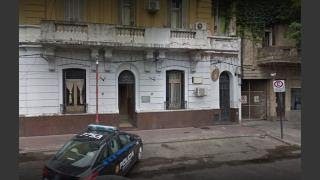 Un prefecto circulaba borracho y a los tiros frente a una comisaría