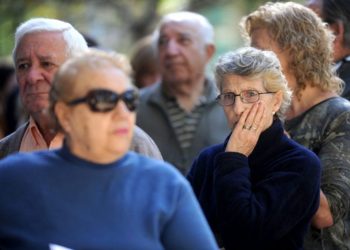 El Gobierno pagará bonos extra a jubilados, las AUH y planes sociales