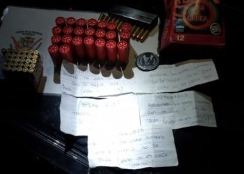Apresaron con armas y mensajes extorsivos a dos jóvenes que balearon una casa