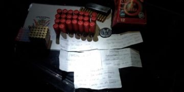 Apresaron con armas y mensajes extorsivos a dos jóvenes que balearon una casa