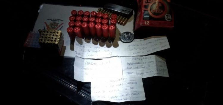 Apresaron con armas y mensajes extorsivos a dos jóvenes que balearon una casa