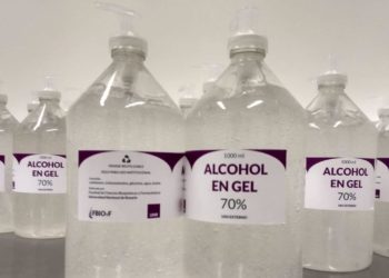 La UNR lanzó la primera entrega de alcohol en gel de producción propia