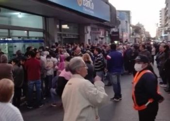 Sin distanciamiento social y largas colas en los bancos para cobrar jubilaciones y AUH